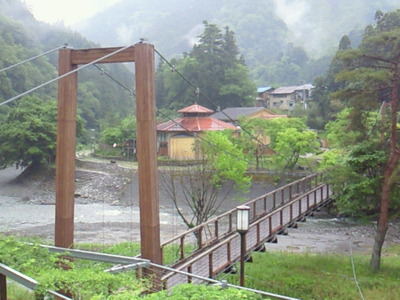 丹波山川にかかる吊り橋と温泉施設